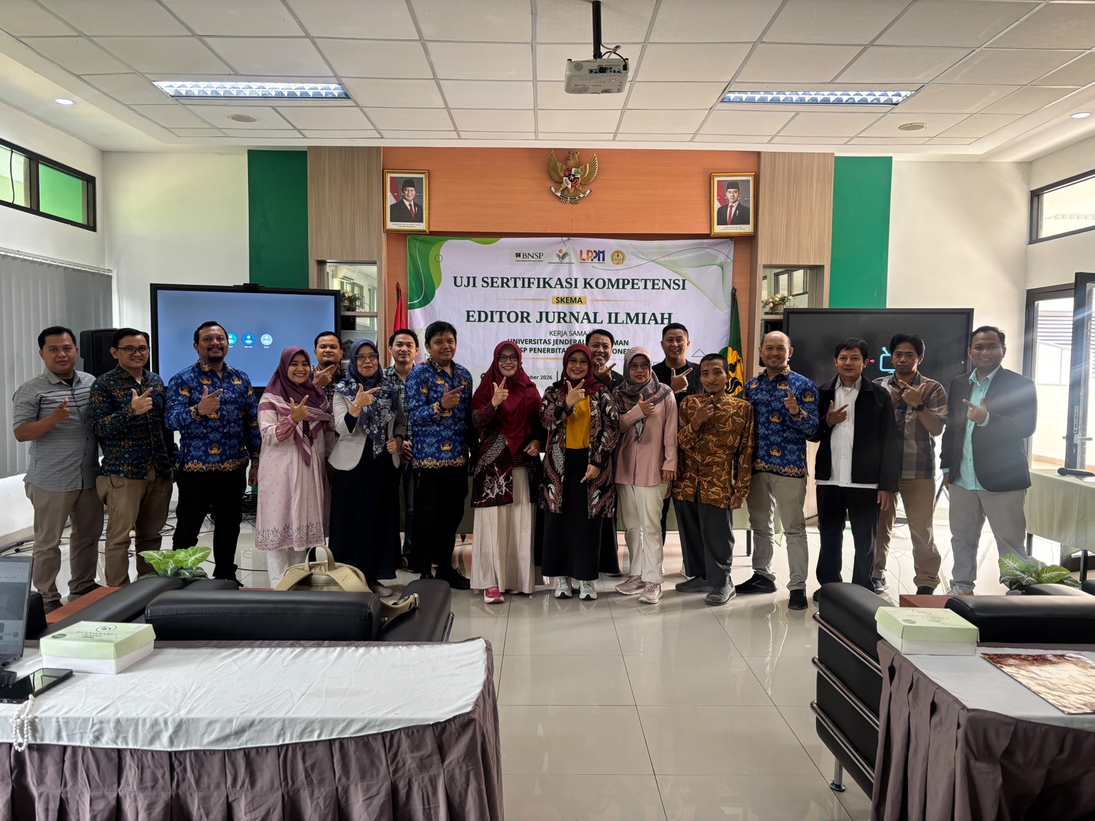 Foto bersama pada kegiatan uji sertifikasi kompetensi Editor Jurnal Ilmiah LSP PII bersama LPPM Universitas Jenderal Soedirman.